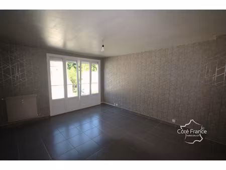 givet appartement t4 (3 chambres) rénové  situé dans une rés
