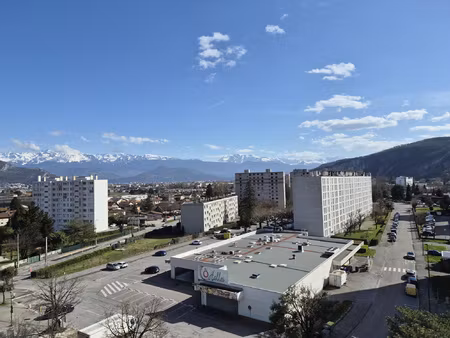 au dernier étage avec ascenseur t2 de 40 m2 avec balcon