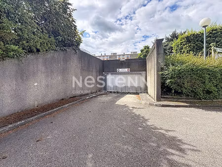garage box en sous sol dans copropriété fermée en face du tramway - 69500 bron