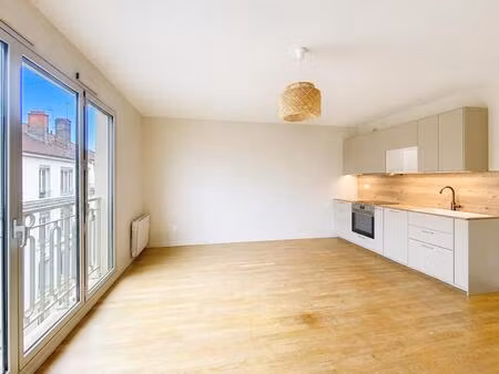 au coeur de la croix rousse  beau t3 rénové