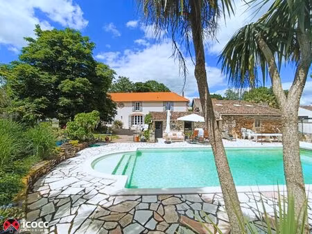 superbe propriété  220 m²  4 chambres spacieuses  4 pièces d'eau  piscine chauffée 12x6  m