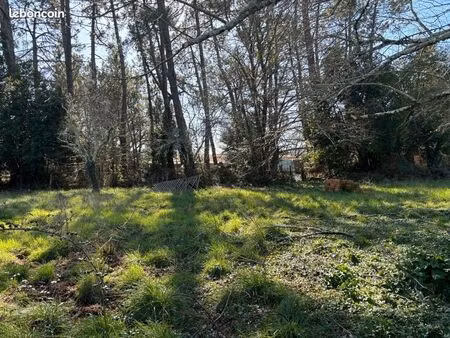 terrain 600 m² ares