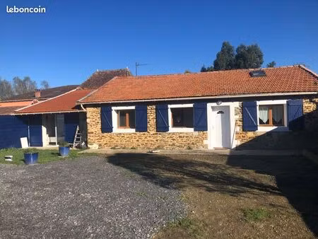 maison en pierre rénovée avec cour fermée et dépendance