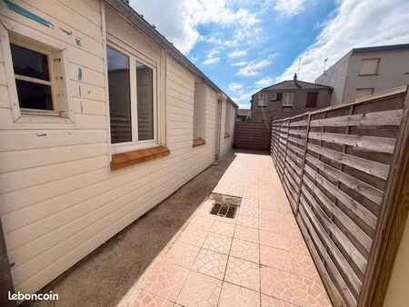 t2 avec une belle terrasse sud ouest à 100 m de la plage