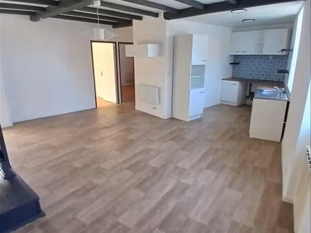 appartement - 2ème étage - 82 m2 - 5 pièces - non meublé