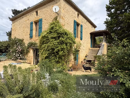 belle maison quercynoise sur cour fermée avec piscine et gr