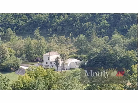 maison bordee de ruisseau avec espace bien etre et piscine