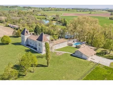 magnifique château du 17ème siècle proche de la bastide de monflanquin