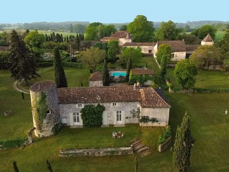 domaine historique avec piscine  verger et vues sur la campagne environnante.