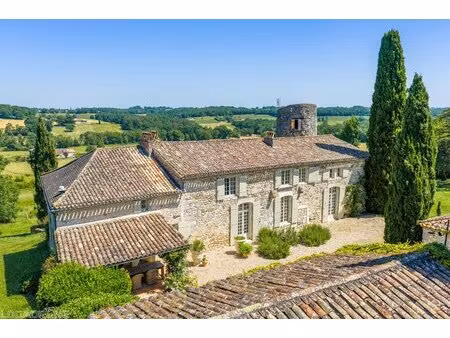 domaine historique avec piscine  verger et vues sur la campagne environnante.