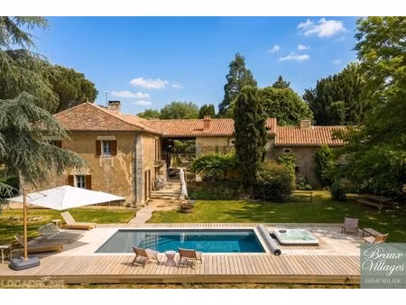 charmant ensemble en pierre avec piscine dans un cadre magnifique