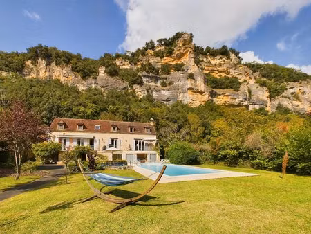 superbe villa en bord de rivière avec piscine  4 chambres  la roque-gageac  dordogne