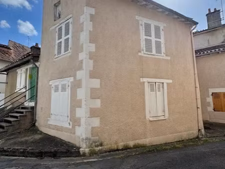 vente maison 4 pièces 124 m² à montmorillon (86500)  58 000 €