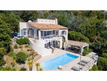 villa avec piscine et vue panoramique sur la mer