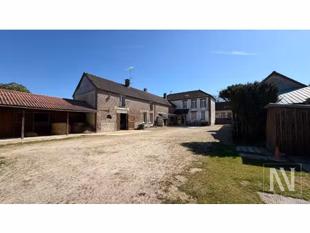 corps de ferme de caractère avec anciennes écuries sur 4 000