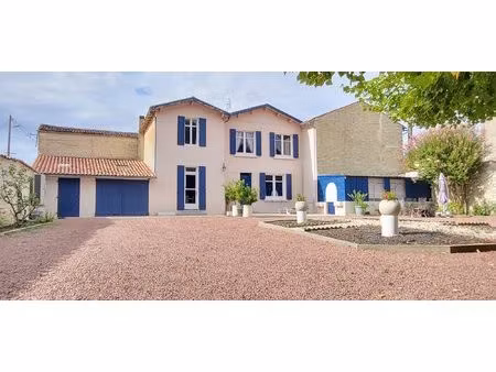 maison ancienne avec beau parc