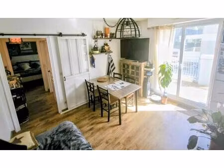 boulouris  à vendre superbe f2 avec terrasse  parking et cave proche commerces & mer