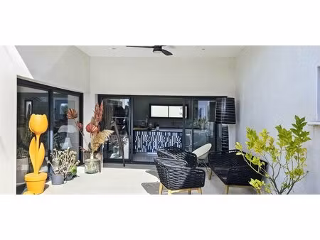 villa contemporaine de 180 m2 sur parcelle 1100 m2- plain-pied avec piscine environnement.