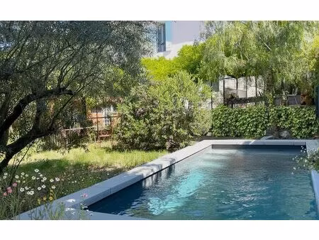 rare  maison de ville avec jardin  piscine et garage à 5 minutes à pied du centre...