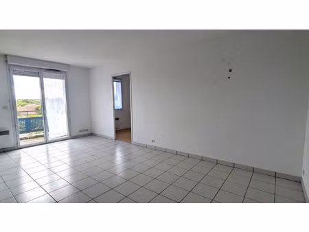 t2 bis avec terrasse  piscine et vue dégagée