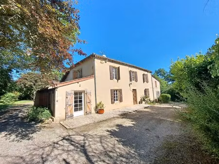 charme et authenticité pour cette maison de maître proche de c