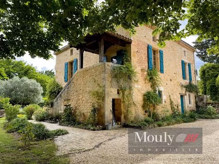 belle maison quercynoise sur cour fermée avec piscine et grange