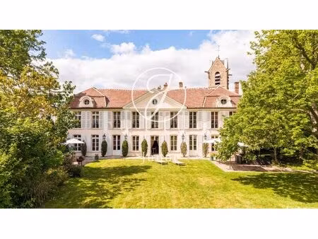 cœur de village à une heure de paris - "remarquable" manoir xviiième avec ses dépendances.