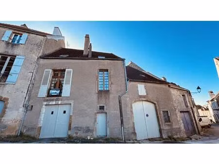 ensemble immobilier au coeur de vézelay relié par une cour intérieure au prix de 290 000 €