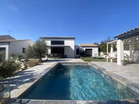 villa de 6 pièces de luxe en location noves  france