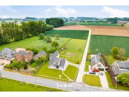 maison de campagne avec terrain et prairie