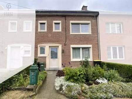 op te frissen rijwoning gelegen aan de stadsrand van landen.