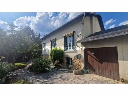 ravissante maison dans son écrin de verdure à l'abri des regards et de la circulation