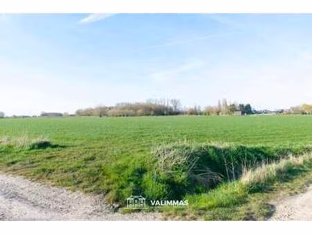 welgelegen landbouwgrond (akkerland)  ±52are. vrij van pacht