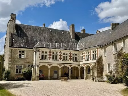 château historique de la vallée de la loire  superbement rénové  dans son parc de 5...