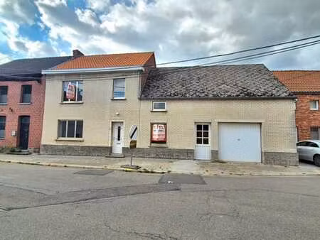 spacieuse et lumineuse maison villageoise en bon état