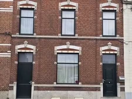 maison familiale avec passage latéral et beaux espaces