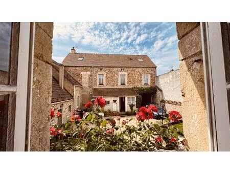 charmante maison au coeur de rouvray avec dépendances en très bon état avec jardin d'env..