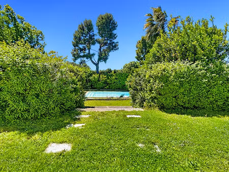 maison 5 pièces 200m2 piscine  dépendance  stationnement sur parcelle de 1700 m2 à vendre 