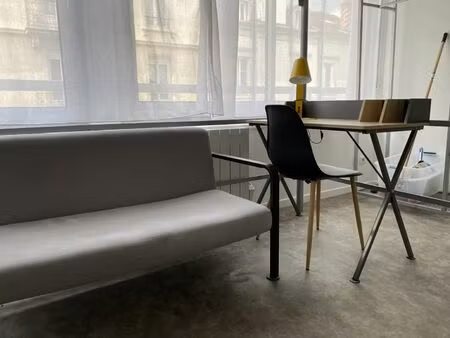 a louer studio meublé tout équipé idéalement situé  entièrem