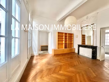 ecusson - 4 p - 129 m2 - charme ancien - moulure - cheminee
