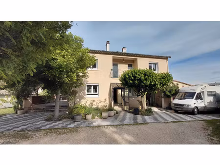 masion traditionnelle avec 2 grands garages