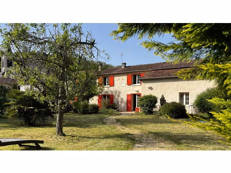 charmante maison en pierre au coeur d'un village vivant