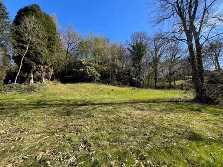7 fontaines  au bout d'une allée privée magnifique terrain.