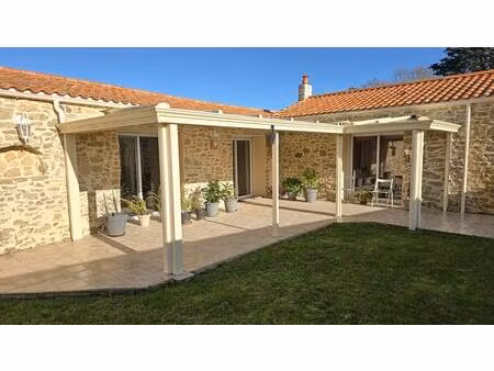 maison plain-pied 150 m2 parfaitement entretenue/ 3 chambres / 2 sdb / dépendances