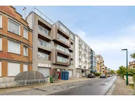 penthouse ensoleillé avec une très grande terrasse