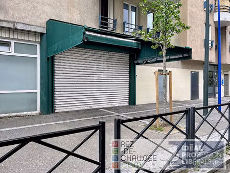 clichy - local commercial vendu occupé (restauration) - avec terrasse