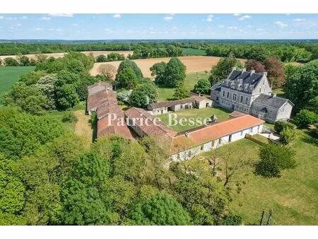 en charente-maritime  à 10 min de saintes  un château du 19e s.  ses dépendances  son parc