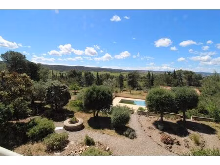 la villa panoramique sur un terrain dominant de 5 744 m². avec piscine