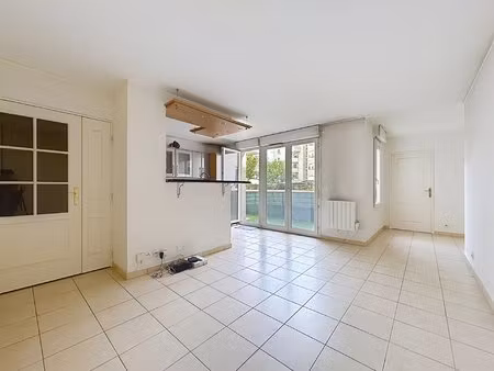 appartement 3 pièces de 65m2 avec balcon et box