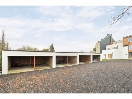 tuin met 4 dubbele garageboxen